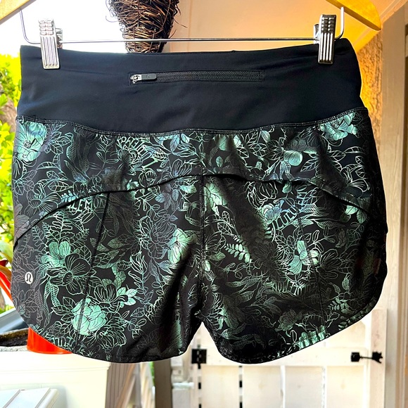 NWOT Lululemon “Speed Up short” 4”, logo Flourish Black iridescent foil, size 4 - Picture 6 of 17